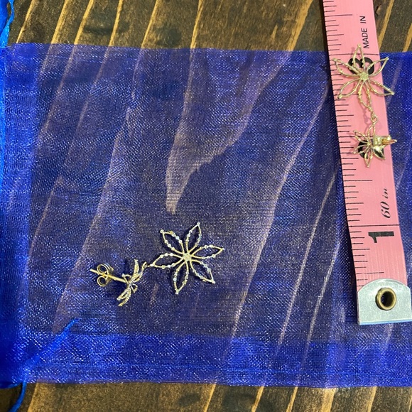 Gorgeous Delicate Gold Flower Earrings